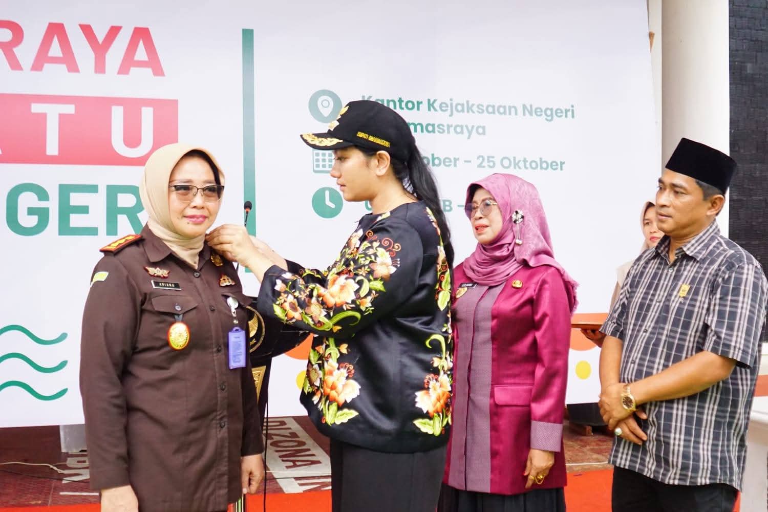 Penutupan kegiatan Dharmasraya Bersatu Bhakti Negeri  ditandai dengan pemasnagan Pin oleh Bupati Dharmasraya kepada Kejari Ariana Juliastuty, SH
